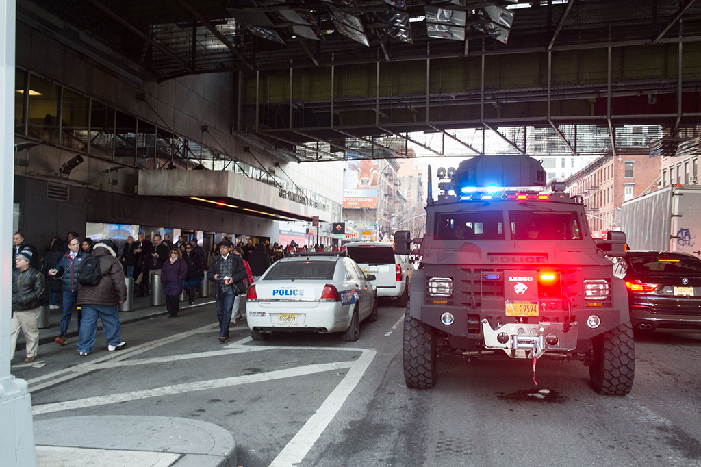 Sebuah ledakan terjadi di kawasan di Manhattan, Senin pagi, 11 Desember 2017, waktu setempat. (Foto: AFP)