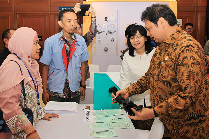 Menteri Perindustrian Airlangga Hartarto berbincang dengan pelaku industri kecil. (Foto: Kemenperin)