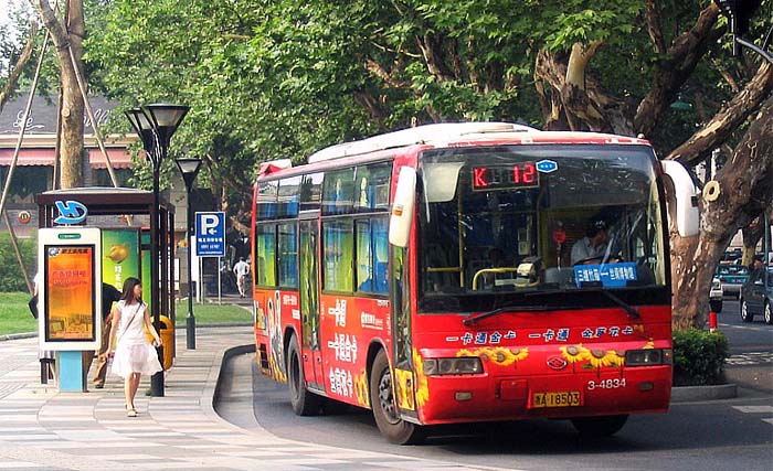 Transportasi bus kota di Hangzhou, Provinsi Shanghai. (foto: gakei.com)