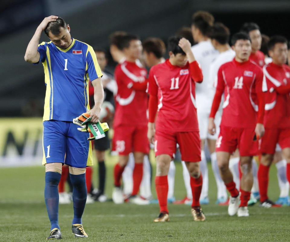 Pemain Korea Utara lesu usai dikalahkan Korea Selatan lewat gol bunuh dalam Turnamen di Jepang, petang tadi.foto:AFP 