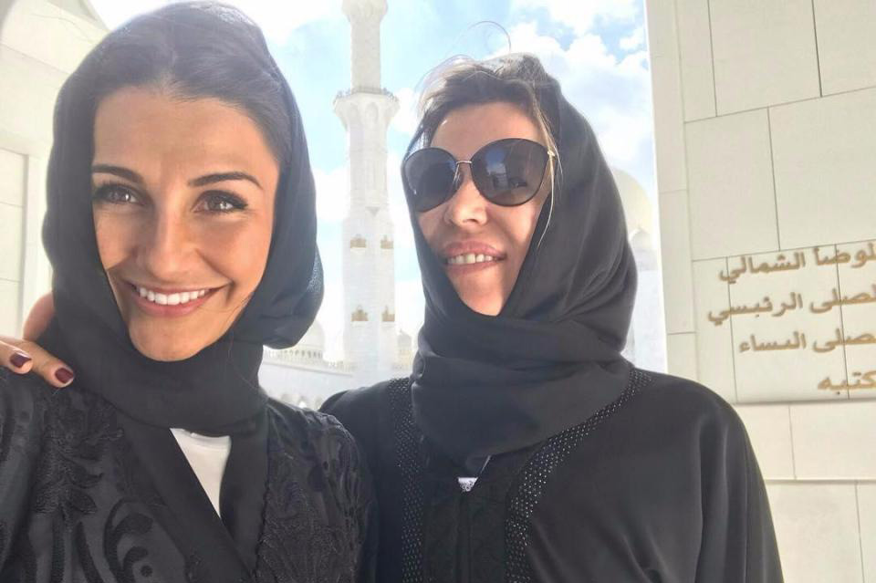 Kekasih Theo Hernandez dan istri Marcelo saat mengunjungi Masjid Sheikh Zayed, Abu Dhabi, Selasa (12/12). foto:instagram