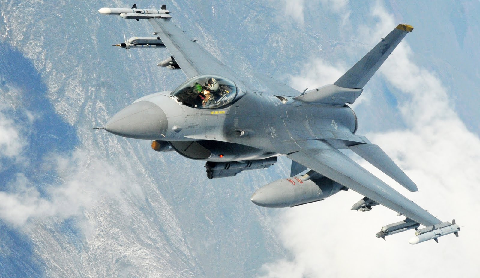 Empat unit pesawat tempur F-16 "Fighting Falcon" yang merupakan hibah dari Amerika Serikat mendarat di Pangkalan Udara TNI AU (Lanud) Iswahjudi Magetan.
