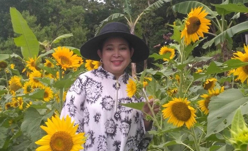 Titiek Soeharto saat mengunjungi mengunjungi kebun bunga matahari Gogor Park Dusun Ngasem Ayu, Desa Salam, Kecamatan Patuk, Gunungkidul (Foto: Dokumentasi)