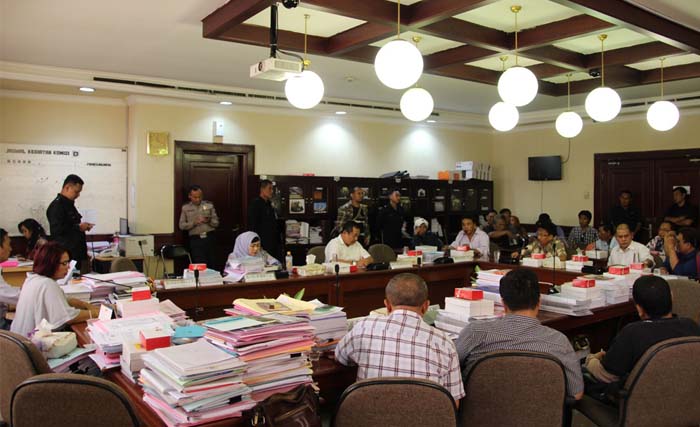 Ketua Komisi D DPRD Surabaya (paling kiri) memimpin hearing dengan DKS dan seniman dengan topik Save Balai Pemuda, hari Rabu  13 Desember 2017 di ruang sidang Komisi D. (foto: farid)