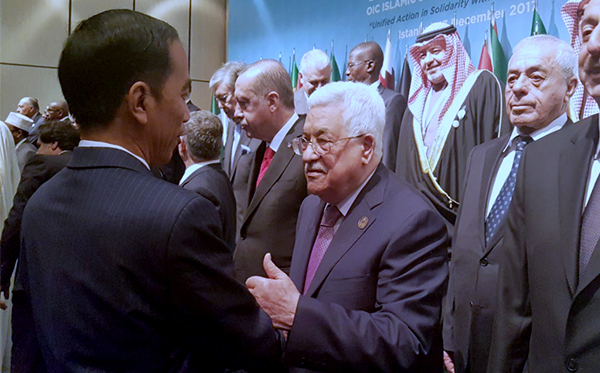 Presiden Palestina Mahmoud Abbas, menyampaikan apresiasi atas dukungan RI untuk Palestina kepada Presiden Joko Widodo sesaat sebelum melakukan kegiatan sesi foto bersama Konferensi Tingkat Tinggi (KTT) Luar Biasa Organisasi Kerja Sama Islam (OKI), pada Rabu, 13 Desember 2017. (Foto: Biro Pers/Setpres)