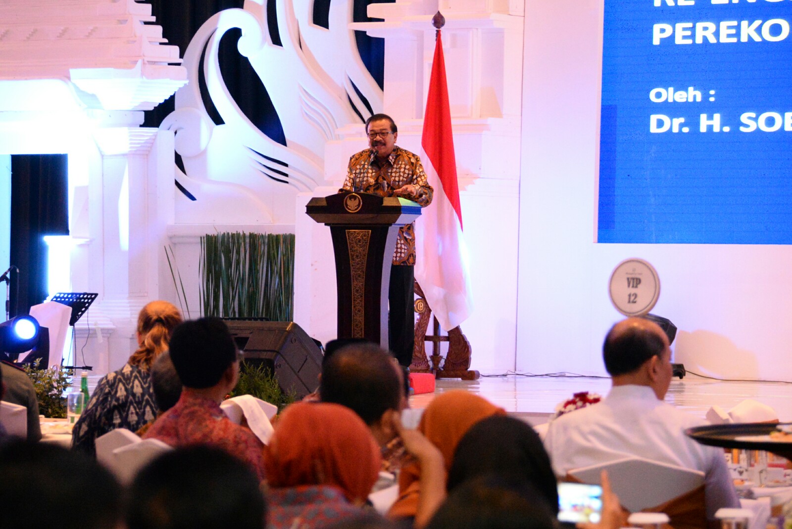 Gubernur Jatim Pakde Karwo memberikan paparan pada acara Pertemuan Tahunan Bank Indonesia 2017 dan Outlook Perekonomian Jawa Timur tahun 2018 di Shangrilla Hotel Surabaya. (Foto: Humas Pemprov Jatim)