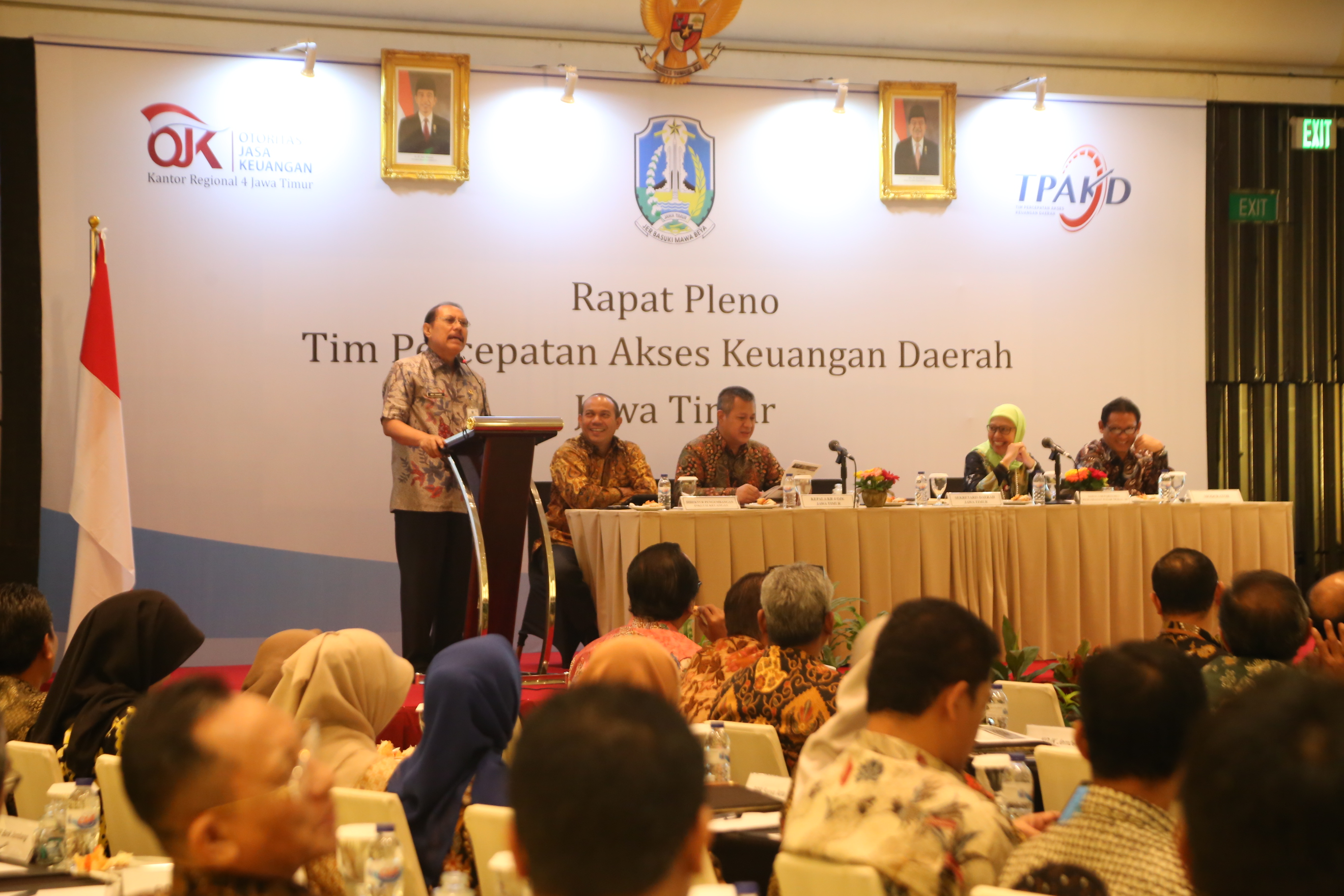 Sukardi, saat membuka Rapat Pleno TPAKD Jawa Timur di Hotel Bumi Surabaya, Kamis, 14 Desember 2017.