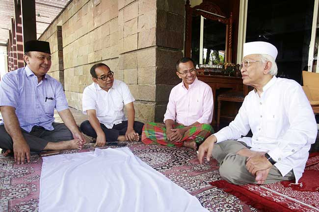 DIALOG: KH A Mustofa Bisri (kanan) bersama Dahlan Iskan dan Arif Afandi di Surabaya. (foto:ngopibareng.id)