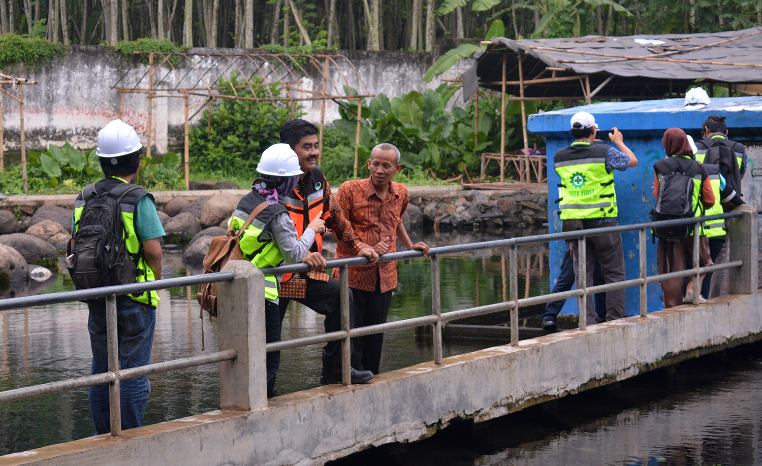 Dirut PDAM Surya Sembada Kota Surabaya, Mujiaman (tiga dari kiri), saat meninjau sumber air milik PDAM Kota Surabaya, di Umbulan, Pasuruan, Kamis 14 Desember 2017. (foto: hrs/ngopibareng.id)