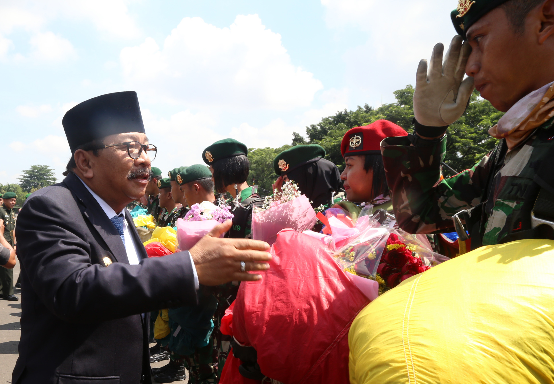 Gubernur Jawa Timur, Soekarwo saat menghadiri Peringatan Hari Juang Kartika di Makodam V Brawijaya, Jumat 15 Desember 2017.