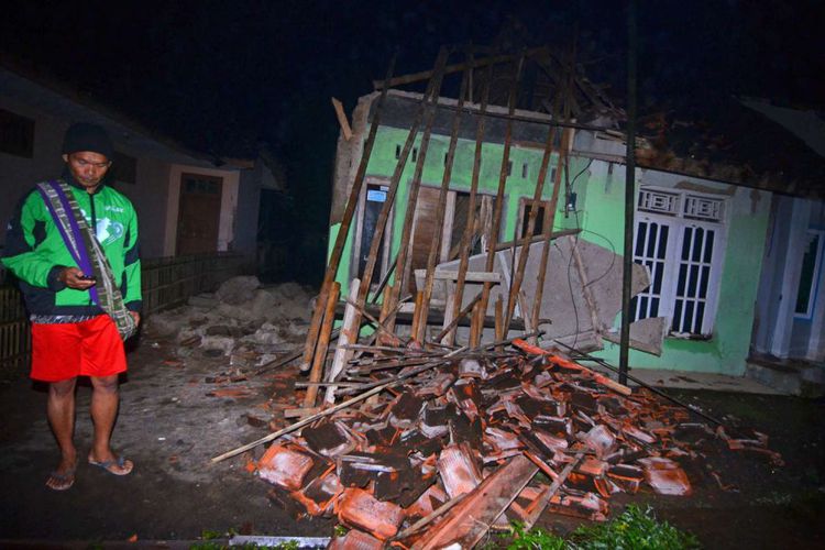 Warga menyaksikan rumah yang ambruk akibat gempa bumi di Desa Sumelap, Kota Tasikmalaya, Jawa Barat, Sabtu 16 Desember 2017. Gempa berkekuatan 6,9 skala richter terjadi pada Jumat, 15 Desember 2017 pukul 23:47:58 WIB di wilayah Tasikmalaya (Foto: Antara)