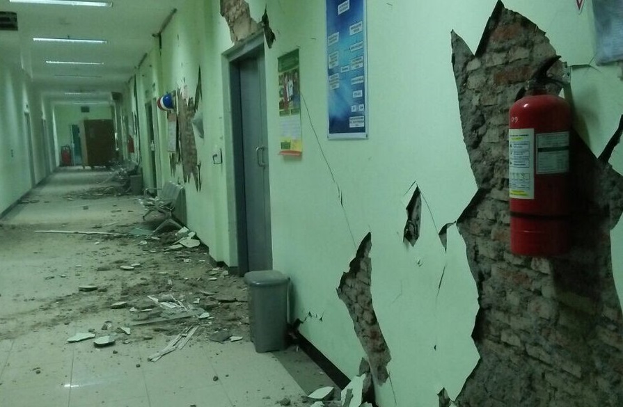 Kerusakan bangunan di RSUD Banyumas. Tembok dan plafon rusak. Lebih dari 50 pasien dievakuasi keluar banguna pascagempa 6,9 SR.  (Foto: BNPB)