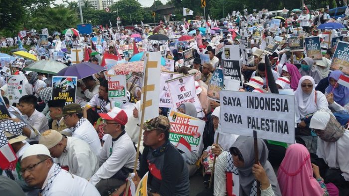 Sejumlah massa menghadiri aksi bela palestina di Monumen Nasional, Jakarta, Minggu (17/12). Foto : Antara