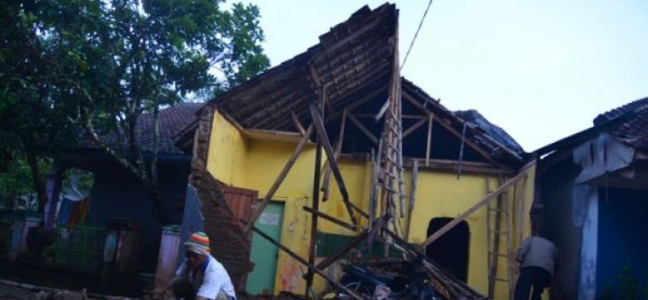 Rumah rusak akibat gempa (Foto: Ilustrasi)