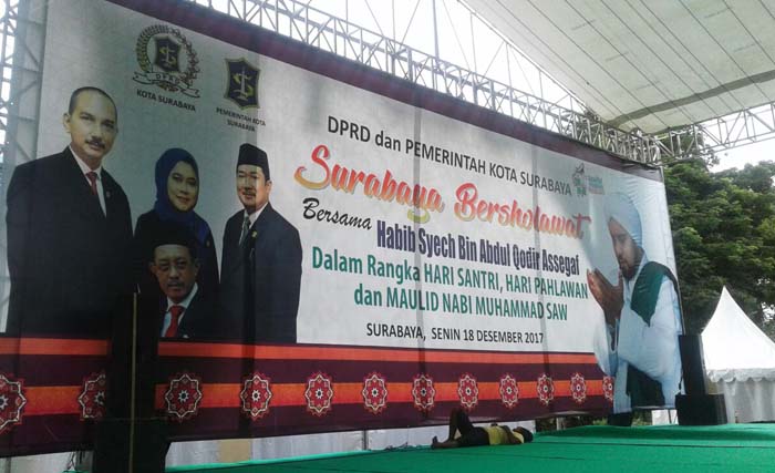 Panggung besar acara Surabaya Bersolawat, di Jl. Yos Sudarso, dengan backdrop empat pimpinan DPRD Surabaya dan Habib Syeh bin Abdul Qodir Assegaf. (foto: m. anis)