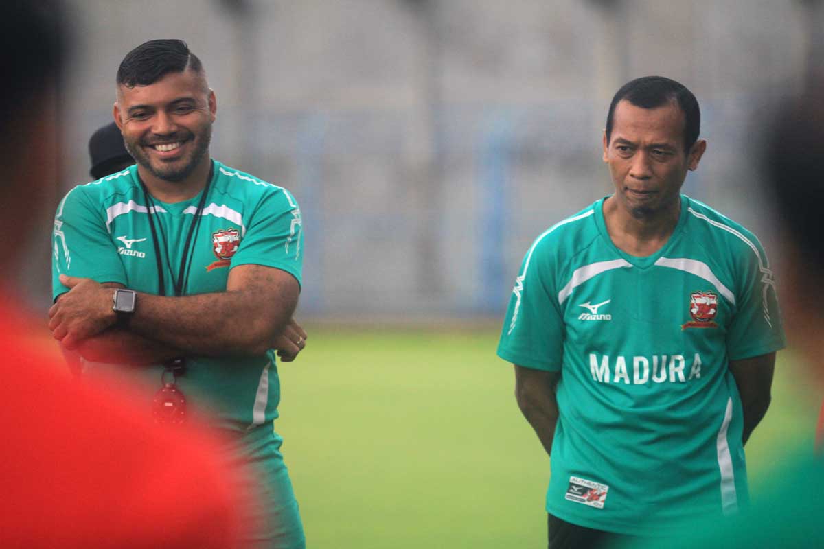 Dua mantan pemain Persebaya, Danilo Fernando dan Hendro Kartiko sudah mendampingi tim Madura United sebagai asisten pelatih. foto:ngopibareng.id/tom