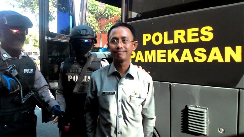 Bupati Pamekasan nonaktif, Ahmad Syafii saat digelandang ke Polda Jatim, Agustus lalu. 