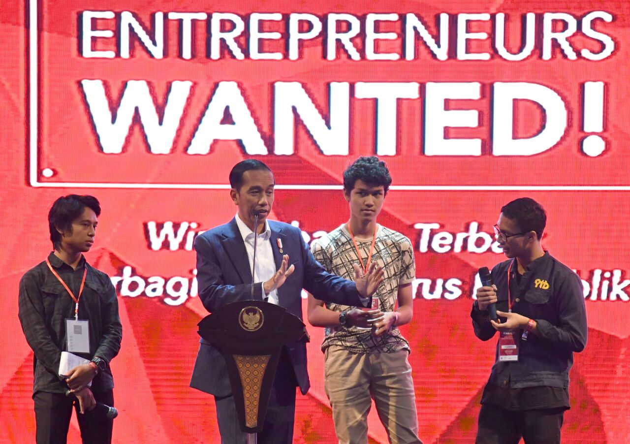 Presiden Joko Widodo berbagi pengalamannya menjadi seorang wirausaha dalam acara 'Entrepreneurs Wanted' yang digelar pada Senin, 18 Desember 2017, di Sasana Budaya Ganesha, Institut Teknologi Bandung, Provinsi Jawa Barat. (Foto: Biro Pers Setpres)