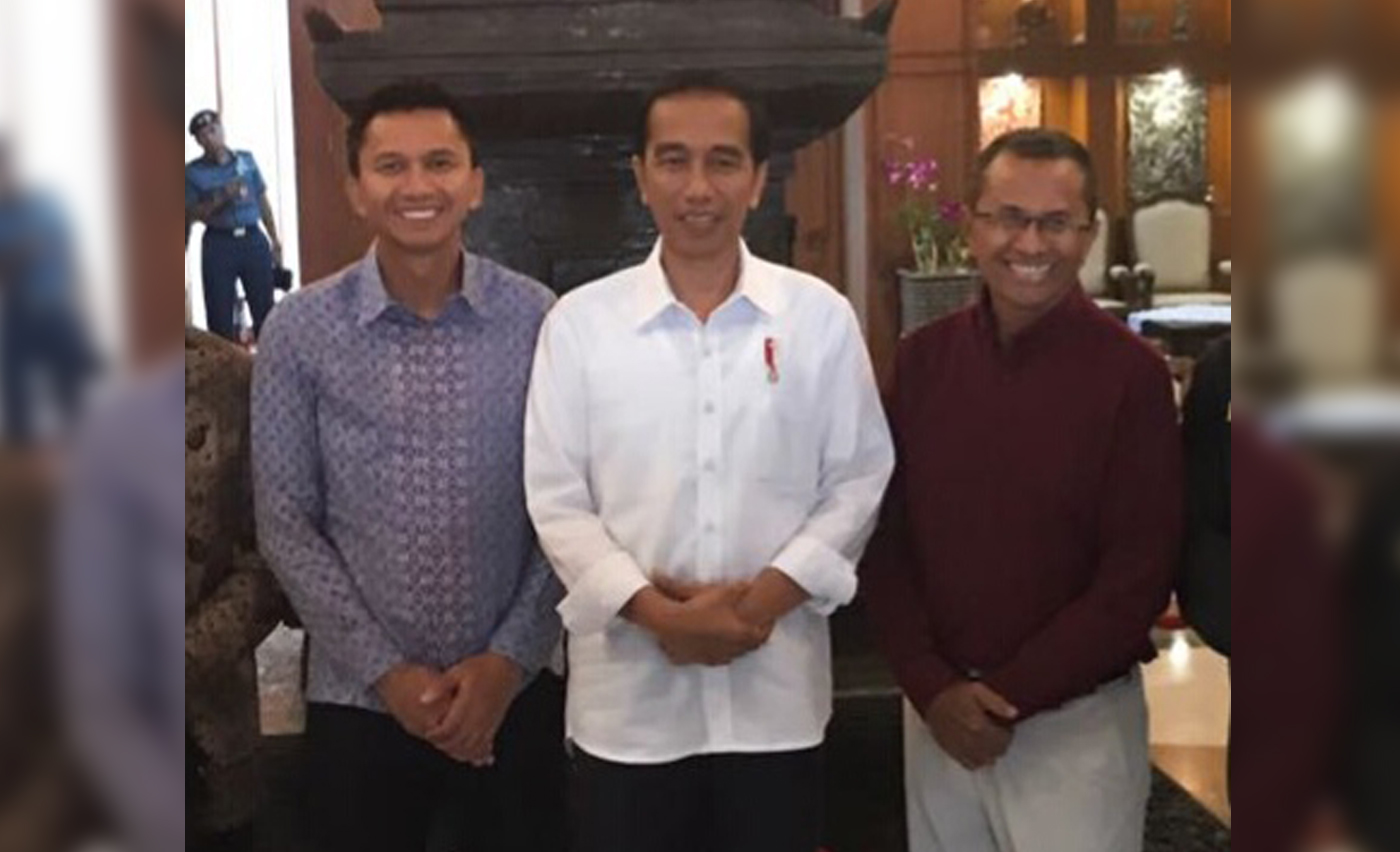 Presiden Jokowi (putih) bersama Dahlan Iskan (baju hitam) serta Azrul Ananda (kiri) saat transit di Bandara Juanda, untuk meresmikan Tol Surabaya-Mojokerto, Rabu (19/12). Foto : ngopibareng 