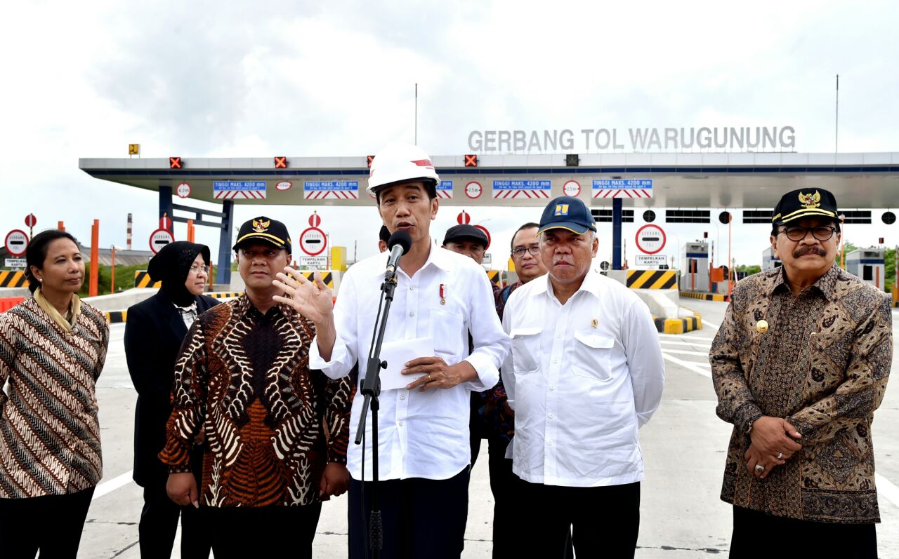 Presiden Joko Widodo meresmikan  tol Surabaya - Mojokerto, pada Selasa, 19 Desember 2017. (Foto: Biro Pers Setpres)