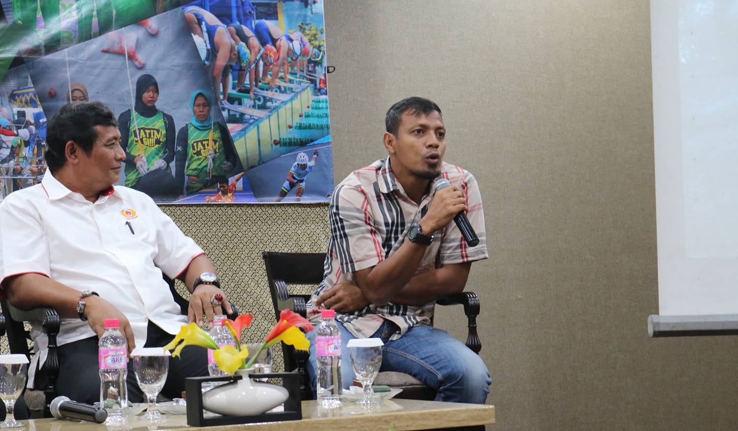 Bejo Sugiantoro (kanan) berpesan kepada para atlet Jawa Timur untuk selalu jauhi narkoba. (foto: hrs/ngopibareng)