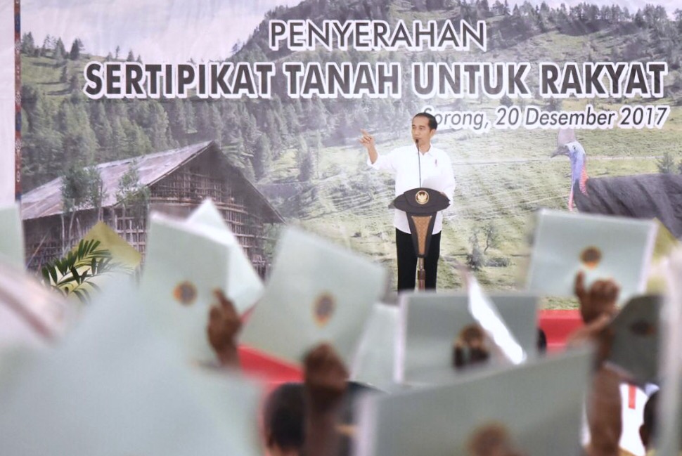 Presiden Jokowi saat menyerahkan sertifikat tanah bagi warga Papua, Rabu (20/12). Foto : Rumgapres