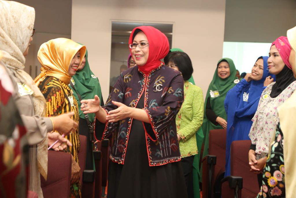 Ketua Umum Badan Kerjasama Organisasi Wanita (BKOW) Provinsi Jawa Timur, Fatma Saifullah Yusuf meraih penghargaan Tokoh Peduli Kesehatan dari Gerakan Muslimat Indonesia Jatim, pada Senin, 18 Desember 2017.