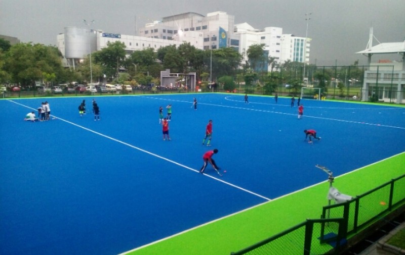 Lapangan Hockey Darmawangsa yang kini hanya boleh digunakan untuk atlet-atlet muda Hockey Surabaya. (foto: ngopibareng)