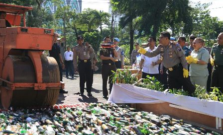 Kapolda Jatim, Irjen Pol Machfud Arifin memusnahkan ribuan botol berisi minuman keras. foto:tribratajatim