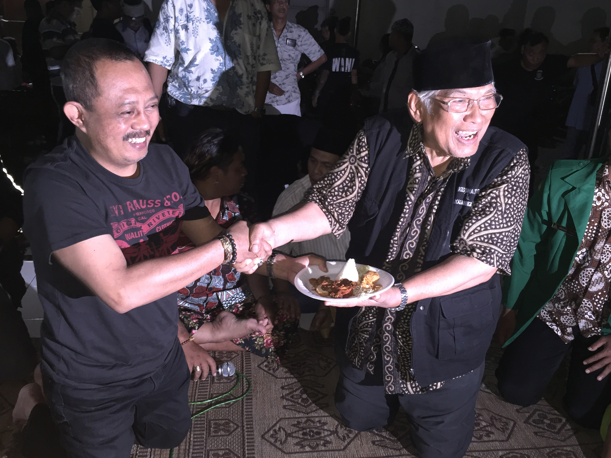 Ketua DPRD Surabaya, Armuji (kiri), menyerahakan potongan tumpeng pada Budayawan Dr Tjuk Kasturi Sukiadi (kanan), dalam acara doa bersama mengawali pembangunan Masjid Assakinah, Balai Pemuda, Surabaya, Kamis, 21 Desember 2017, (Foto: farid/ngopibareng.id)