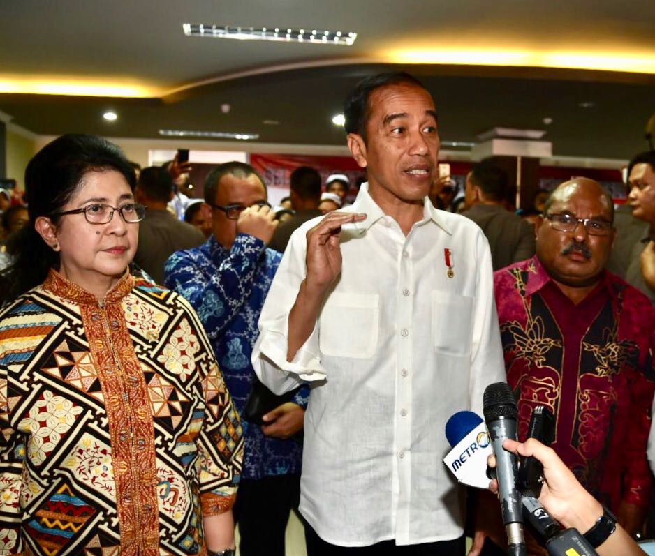 Presiden Joko Widodo didampingi Menteri Kesehatan Nila F Moeloek meninjau layanan RSUD Nabire, Papua, Kamis, 21 Desember 2017. (Foto: Setpres)