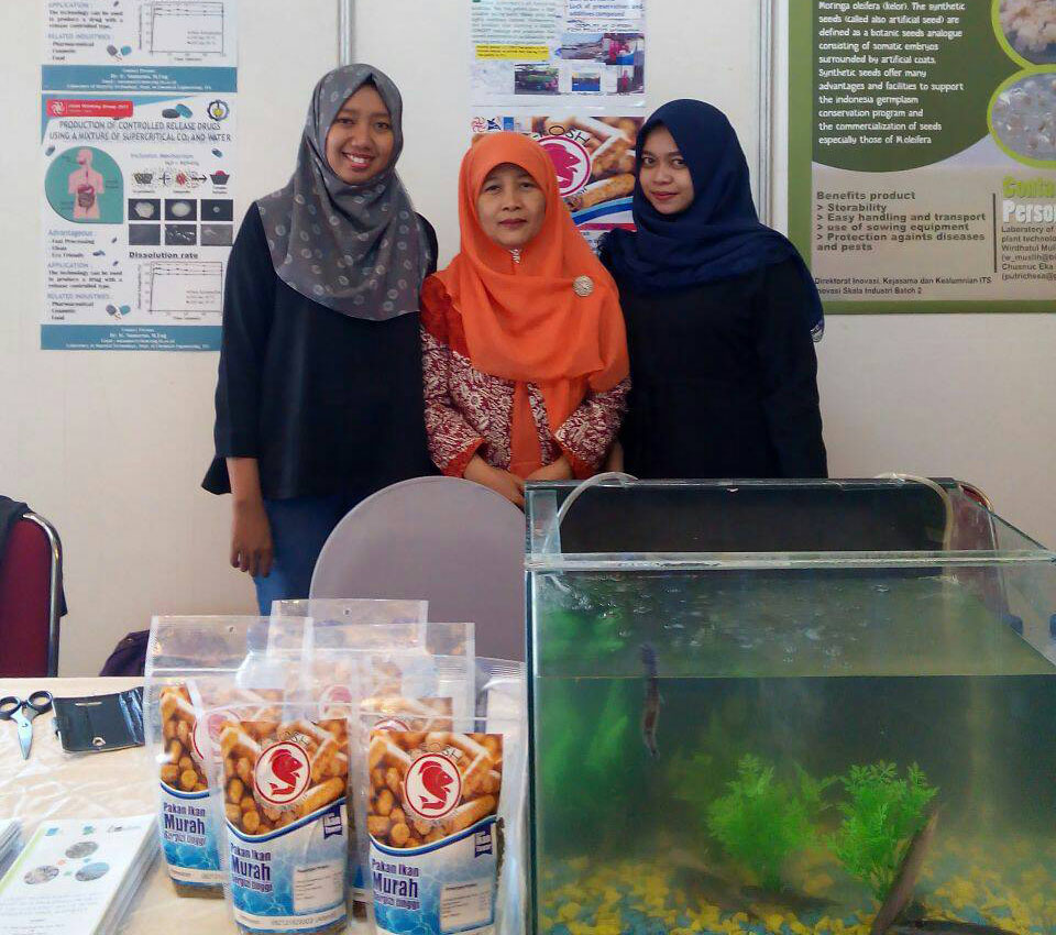 Dr Awik Puji Dyah Nurhayati SSi Msi berfoto bersama tim dihadapan produk Z-Fosh bikinan mereka (Foto: Humas ITS)