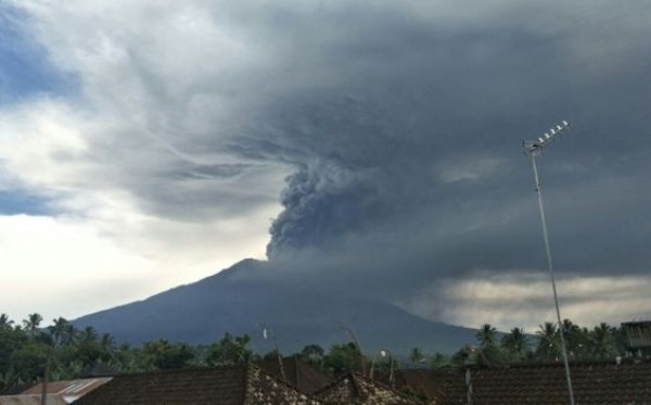 Gunung Agung saat masih erupsi sekitar sebulan lalu. (Foto: Dokumentasi)