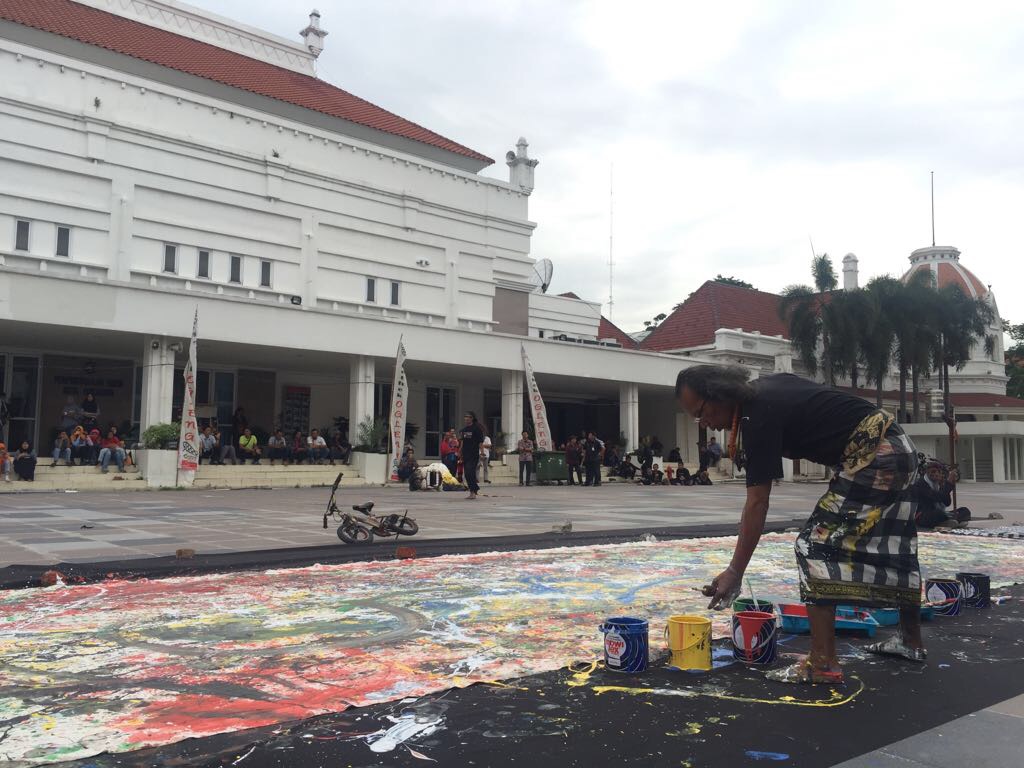 Jupri Abdullah, perupa yang melukis di atas kanvas berukuran 3 x 10 meter, sebagai bentuk apresiasi kepada para seniman yang mempertahankan Balai Pemuda, Surabaya, 22 Desember 2017. (Foto: farid/ngopibareng.id)
