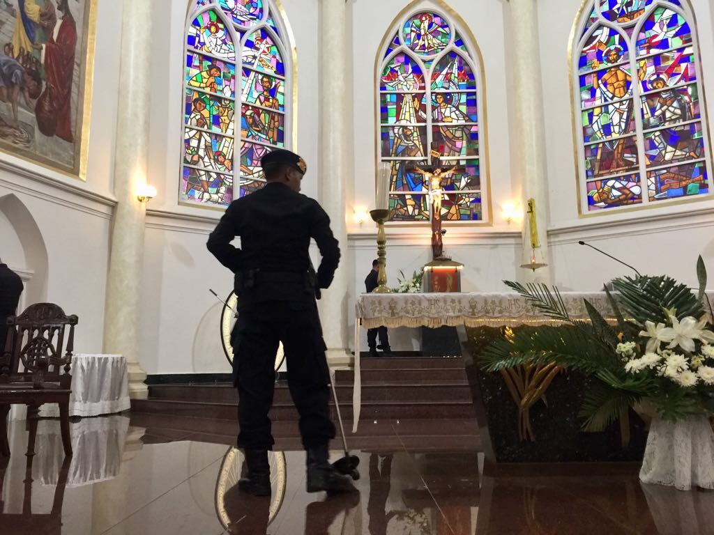 Personel Brimob melaukan pengecekan menggunakan metal detector Gereja Katolik Kelahiran Santa Perawan Maria, Jalan Kepanjen, Surabaya, Jumat, 22 Desember 2017, sore. (Foto: farid/ngopibareng.id)