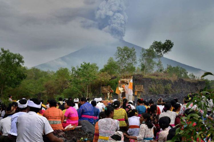 Warga beraktivitas seperti biasa meski ada erupsi Gunung Agung. (Foto; Dokumentasi)
