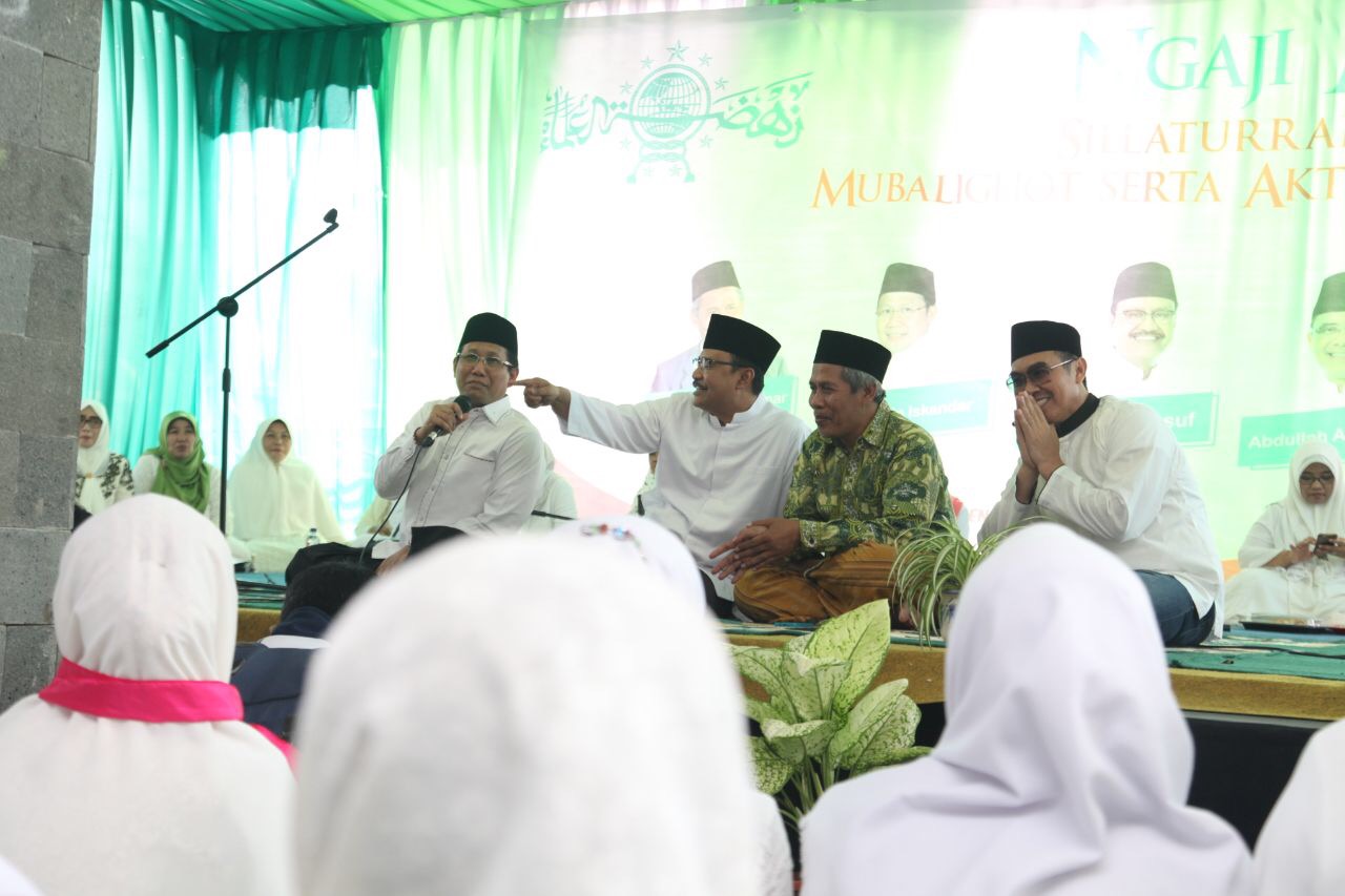 Saifullah Yusuf (dua dari kiri) serta sejumlah tokoh dan ulama saat deklarasi Bu Nyai dukung Gus Ipul-Anas, Sabtu (23/12). (Foto : ngopibareng.id)