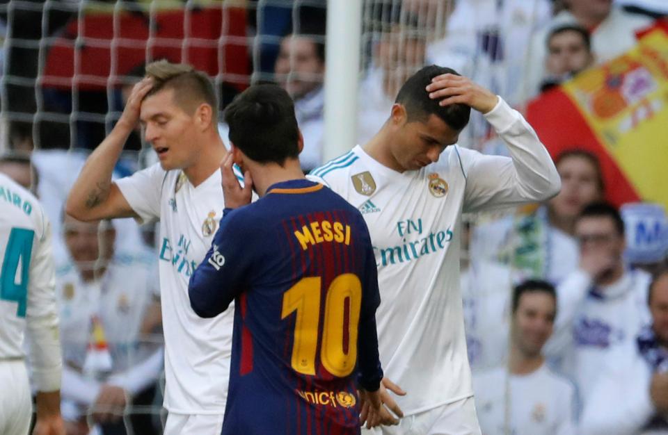 Dua pemain Real Madrid, Toni Kross dan Ronaldo frustasi di depan megabintang Barcelona Lionel Messi, foto:EPA