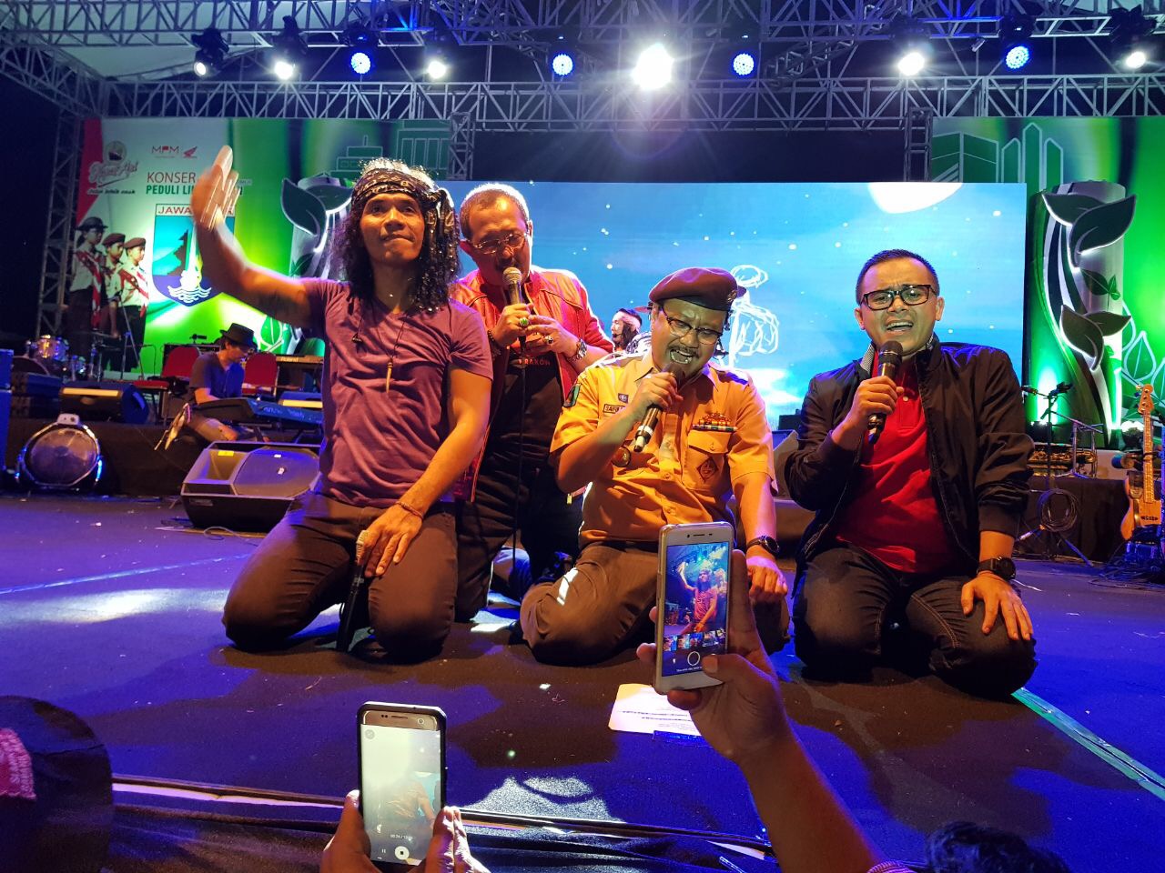 Kaka, Armuji, Gus Ipul dan Mas Anas saat konser Slank bersama Pramuka peduli lingkungan, Sabtu (23/12). (Foto : ngopibareng.id) 