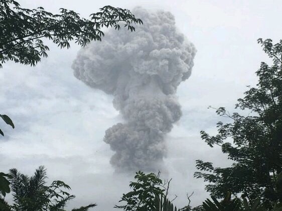 Erupsi Gunung Agung, Minggu (24/12). (Foto : BNPB)