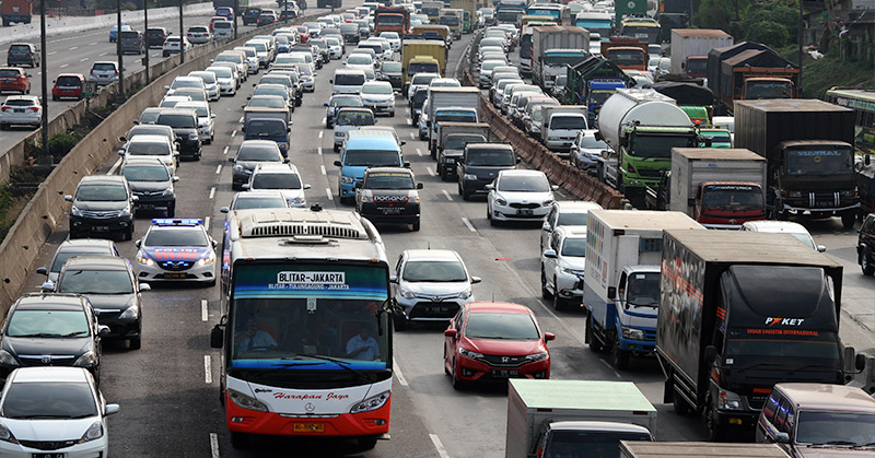 Kondisi lalu lintas di tol Jakarta Cikampek saat mudik Natal 2017 dan pergantian tahun. (foto: okezone)
