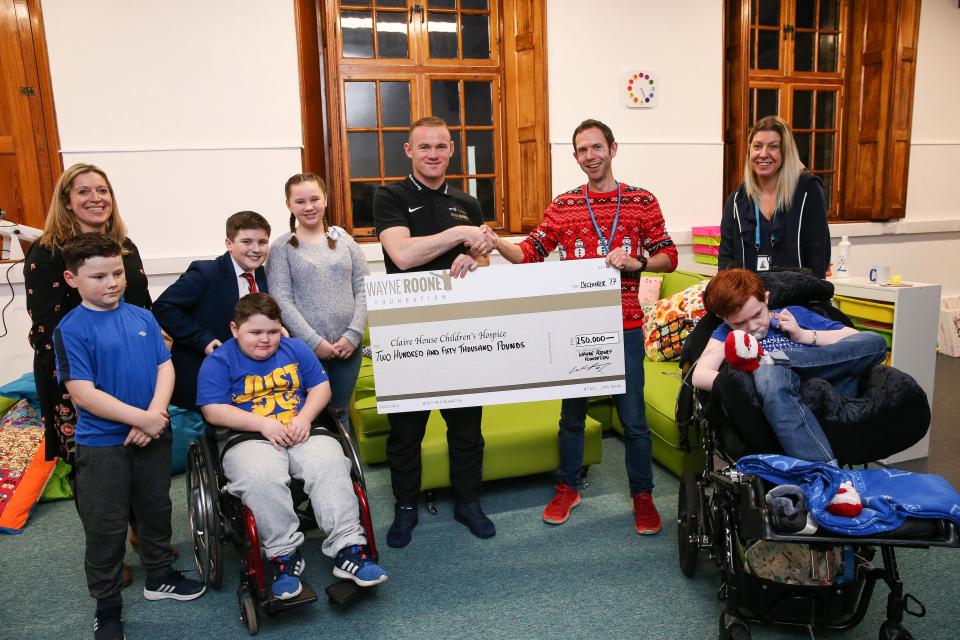 Merayakan Natal, striker Everton Wyane Rooney memberikan donasi uang kepada rumah sakit anak-anak di Liverpool. foto: thesun