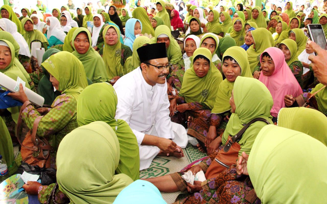 Ribuan Muslimat ngobrol bareng Gus Ipul, Minggu (24/12). (Foto : ngopibareng.id)