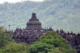 Candi Borobudur di Magelang Jawa Tengah. Jumlah pengunjung naik berlipat seiring dengan libur panjang dan libur sekolah. (Foto; Dokumentasi)