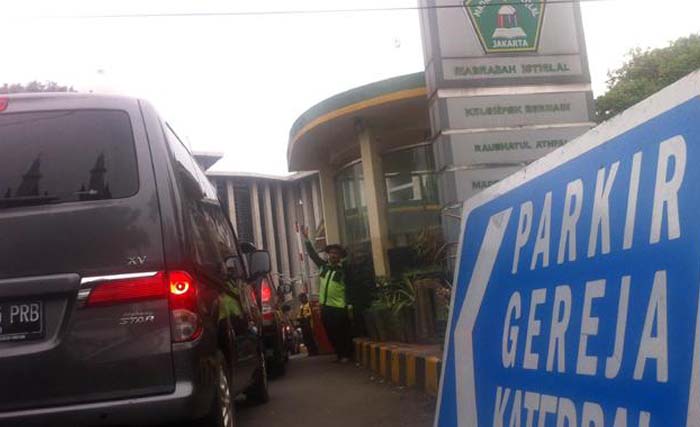Kendaraan jemaat Gereja Katredal masuk ke areal parkir Masjid Istiqlal Jakarta. (foto: dokumentasi)