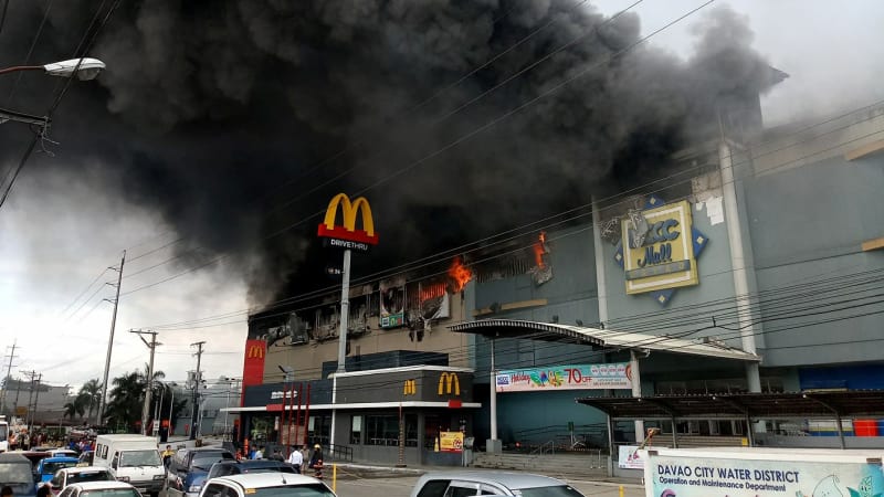 Kebakaran mal terjadi pusat kota Davao, yang berada di selatan Filipina. (Foto: Reuters)