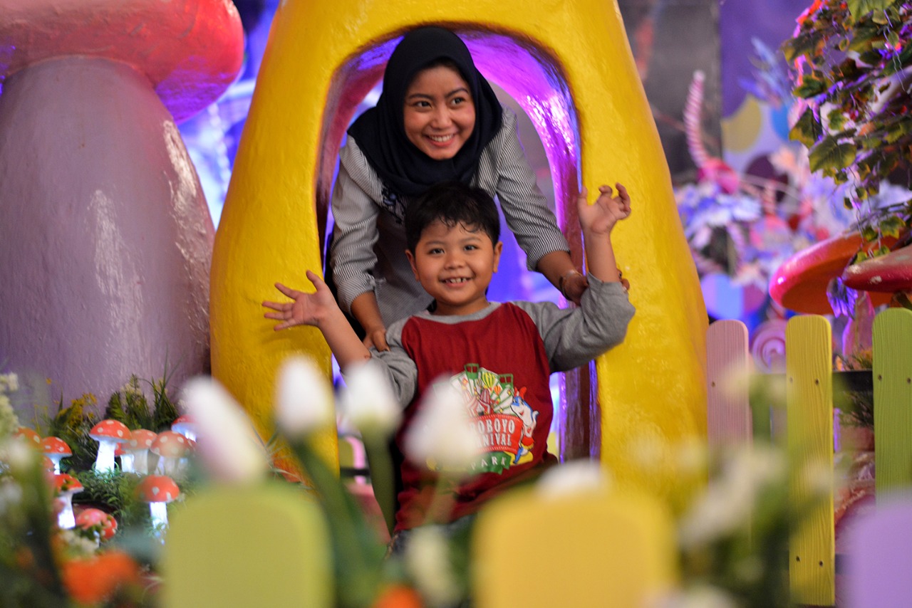 Pengunjung yang tengah mengajak anaknya bermain di wahana baru Candy Land di Suroboyo Carnival, Minggu 25 Desember 2017. (foto: hrs/ngopibareng)