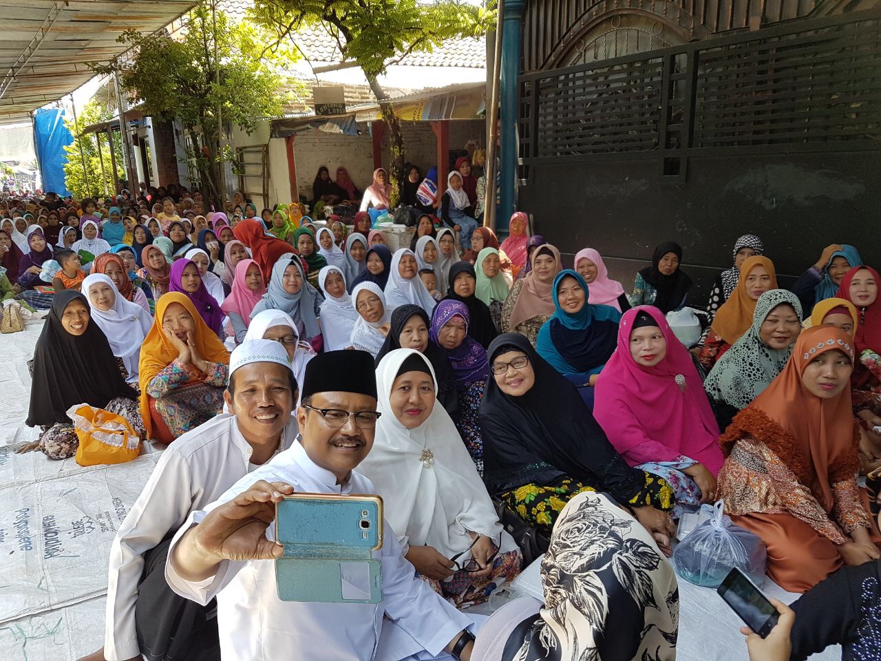 Cagub Jatim Saifullah Yusuf saat bersama ibu-ibu pengajian di Bangil Pasuruan, Senin (25/12). (Foto : ngopibareng m.id)