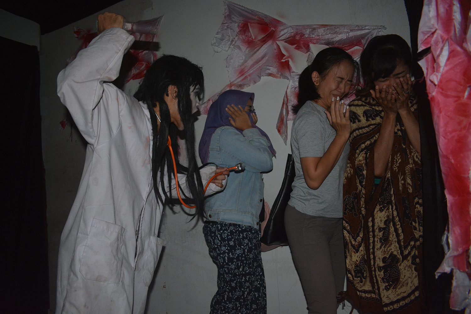 Dari kanan: Natalia, Latifa, Hilda, pengunjung Hospital Panic Room di Royal Plaza yang ketakutan melihat setan Dokter. (foto: hrs/ngopibareng.id)