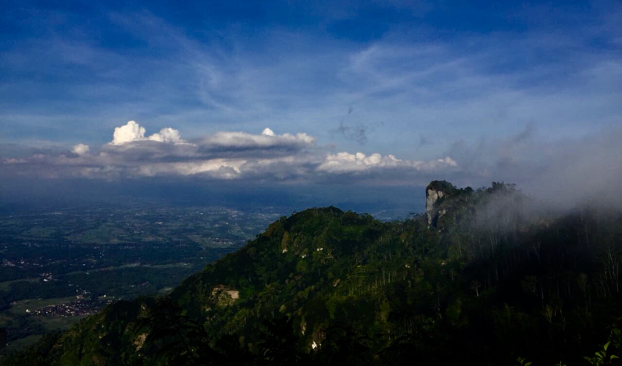 MISTIS: Puncak Widosari, salah satu puncak tertinggi bukit Menoreh terrlihat dari jalan sisi utara menuju Purworejo. (Foto ngopibareng.id)